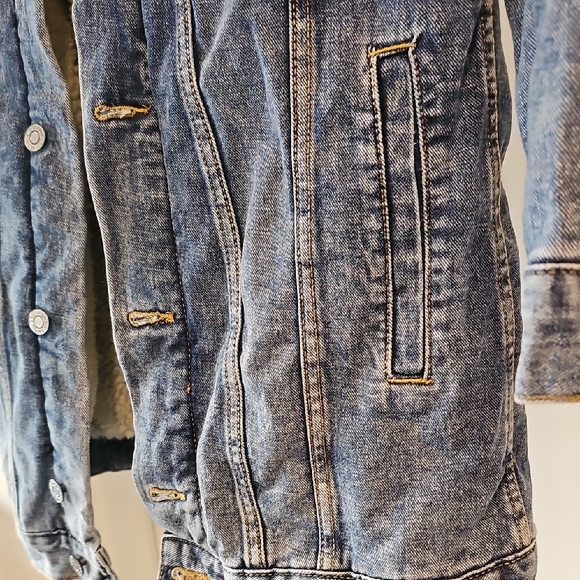 Women's Blue Denim Jacket with Sherpa Lining - Picture 4 of 5